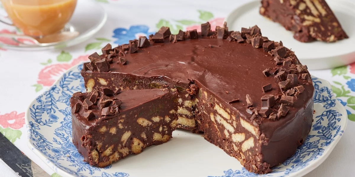 How to Make the Best Moist Chocolate Cake for Beginners