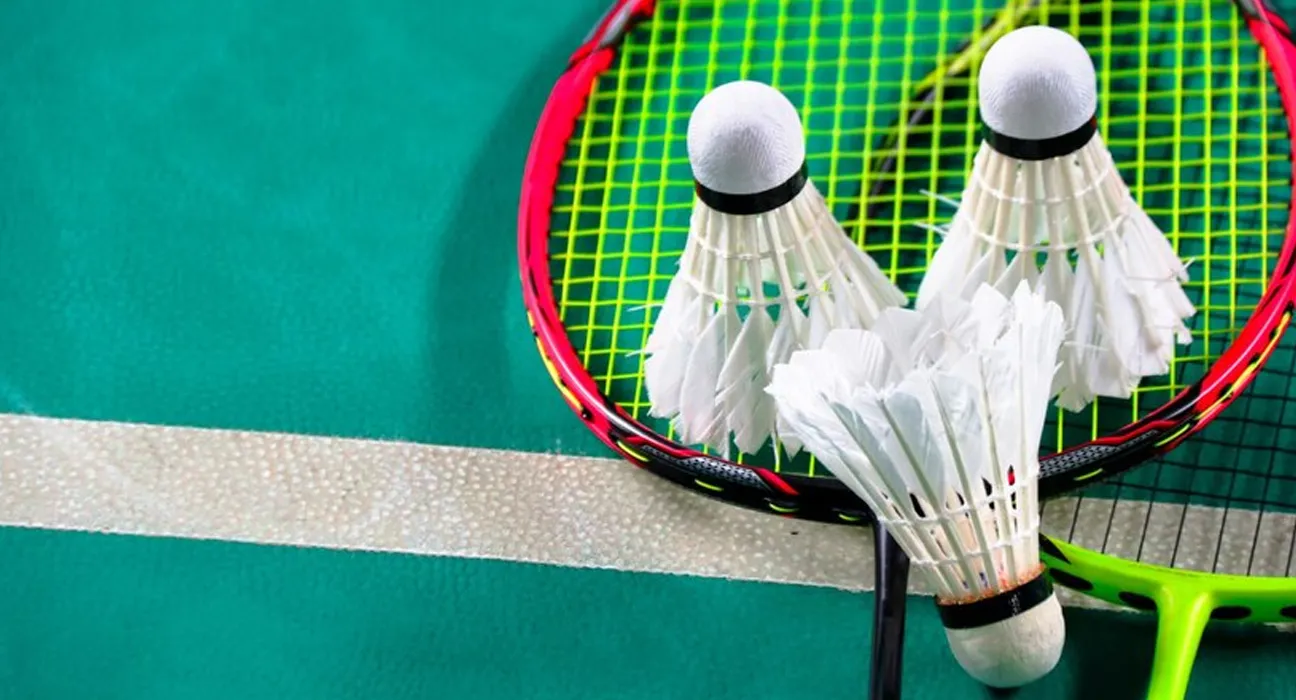 How to Play Badminton in 2026: Complete Beginner’s Guide to Rules & Techniques