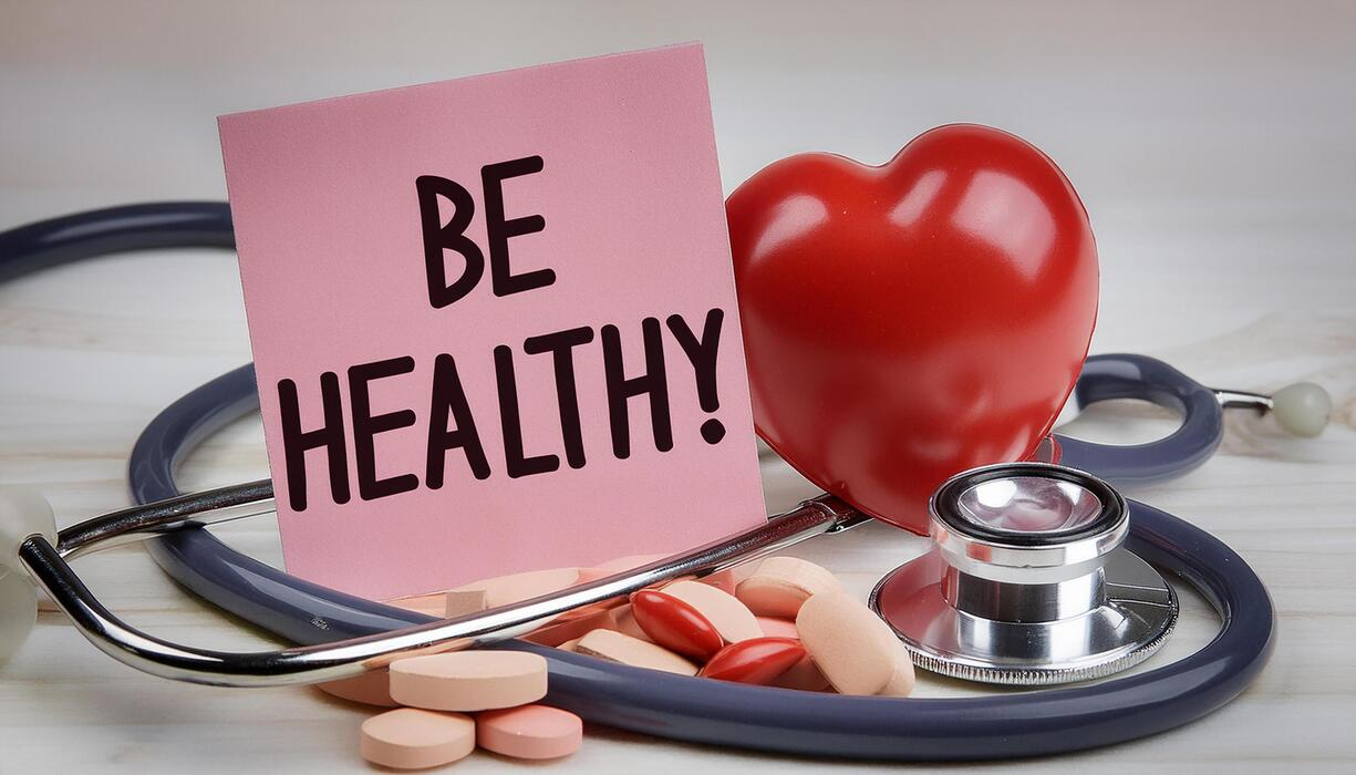 Simple healthy lifestyle habits, including nutritious food, regular exercise, proper hydration, and quality sleep, for staying healthy in a busy modern lifestyle.