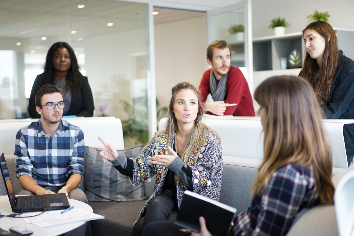 A professional learning essential career skills for 2026, including artificial intelligence, data analysis, digital marketing, and communication.